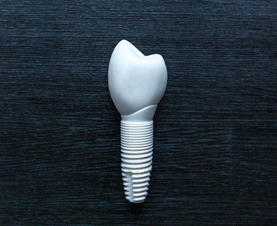 Ceramic dental implant